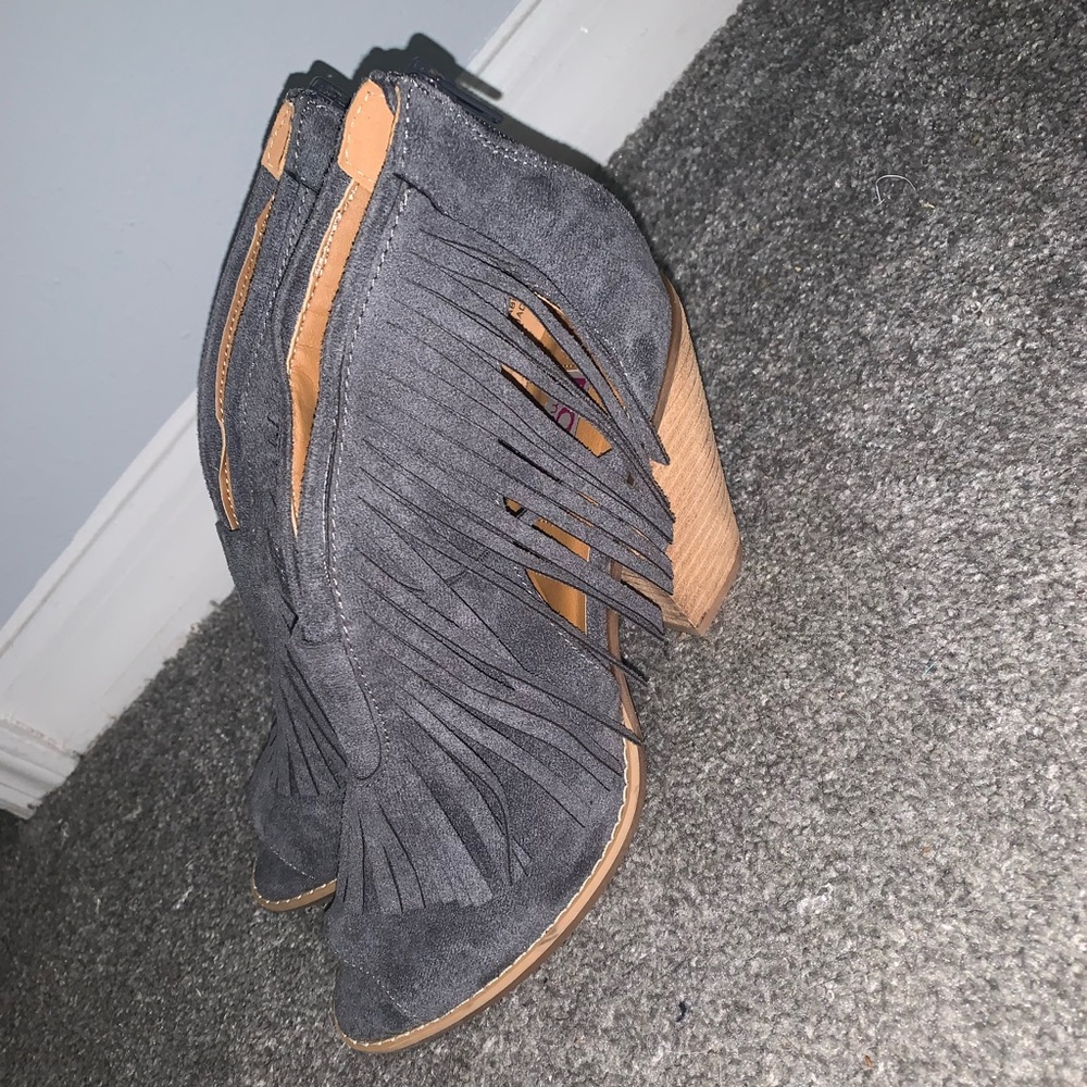 Grey and brown tassel heel
